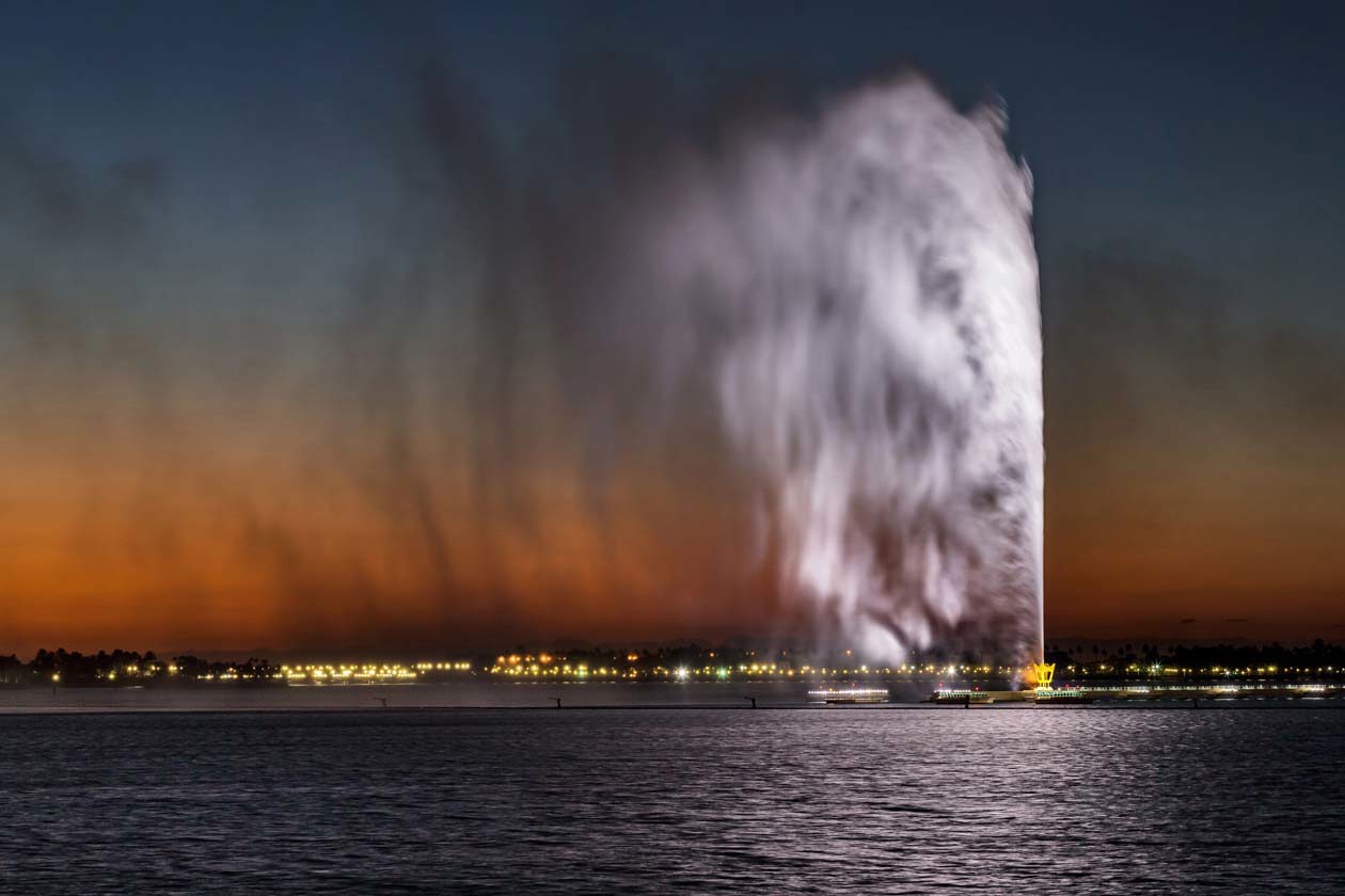 Jeddah, Fontana di Re Fahd al tramonto Copyright © Sisterscom.com / Depositphotos