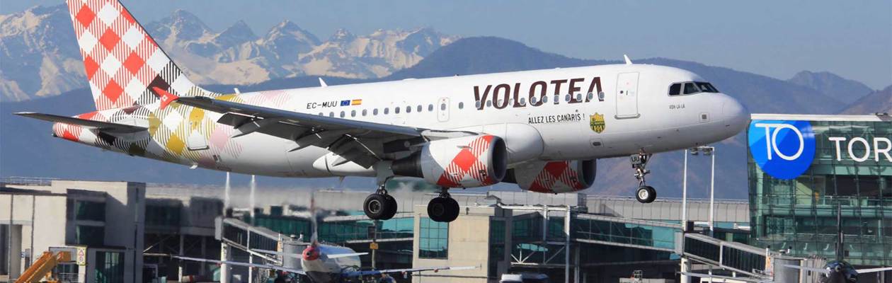 Il primo volo di Volotea per la nuova rotta Torino-Santorini