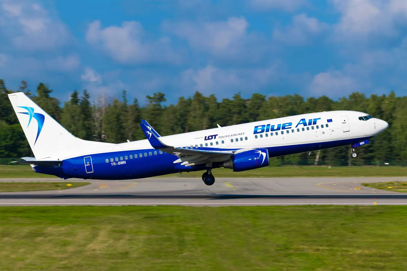 Fly With Blue Air Avion Tourism