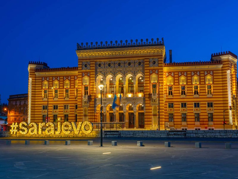  Municipio di Sarajevo. Foto: Copyright © Sisterscom.com / Depositphotos