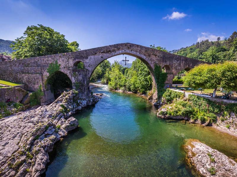 Fiume Sella a Cangas de Onís, Asturie. Copyright © Sisterscom.com / Depositphotos