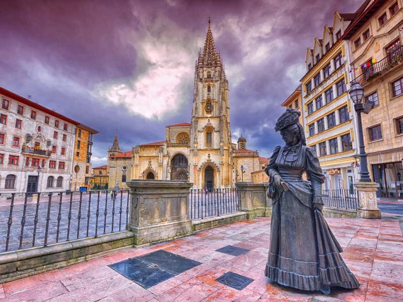 Oviedo, Asturie. Copyright © Sisterscom.com / Depositphotos