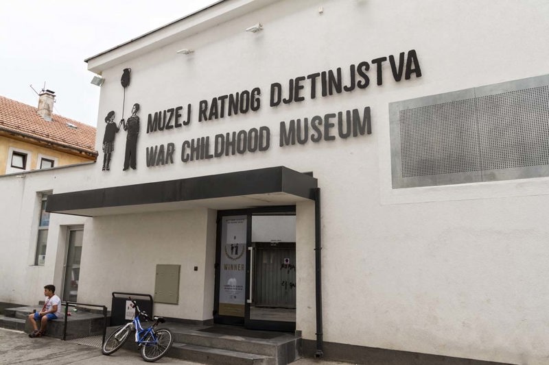 Museo dell'Infanzia di Guerra a Sarajevo. Foto: Copyright © Sisterscom.com / Depositphotos