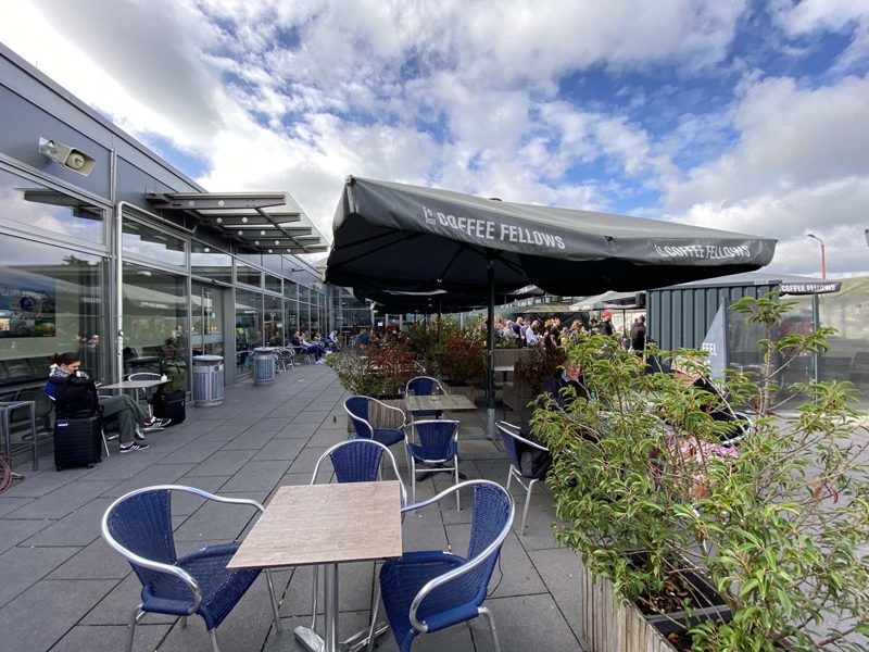 Terrazza, area fumatori e bar all'aeroporto di Karlsruhe/Baden-Baden Copyright © Avion Tourism Magazine - Sisterscom.com