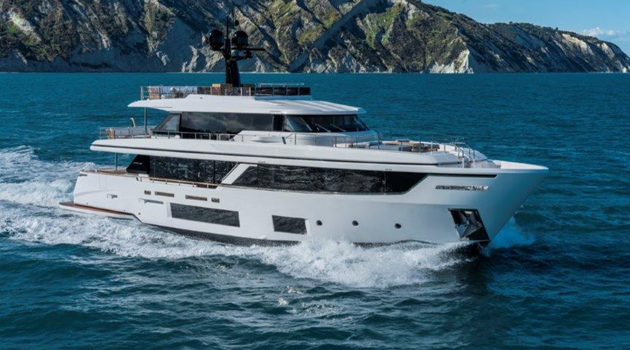 Custom Line presenta la nuova Navetta 30: "l'Arte del Viaggio"