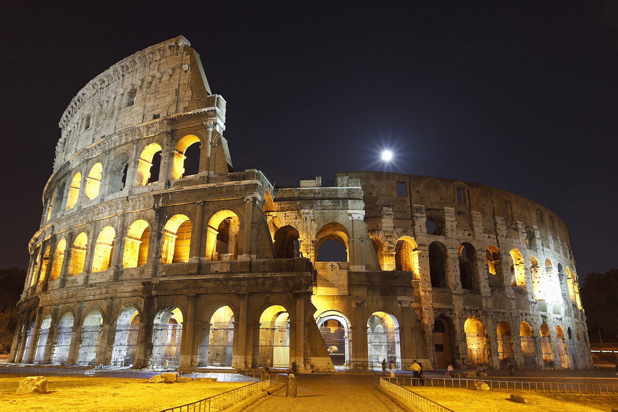  Colosseo di Roma in notturna Foto: Copyright © Sisterscom.com / Depositphotos