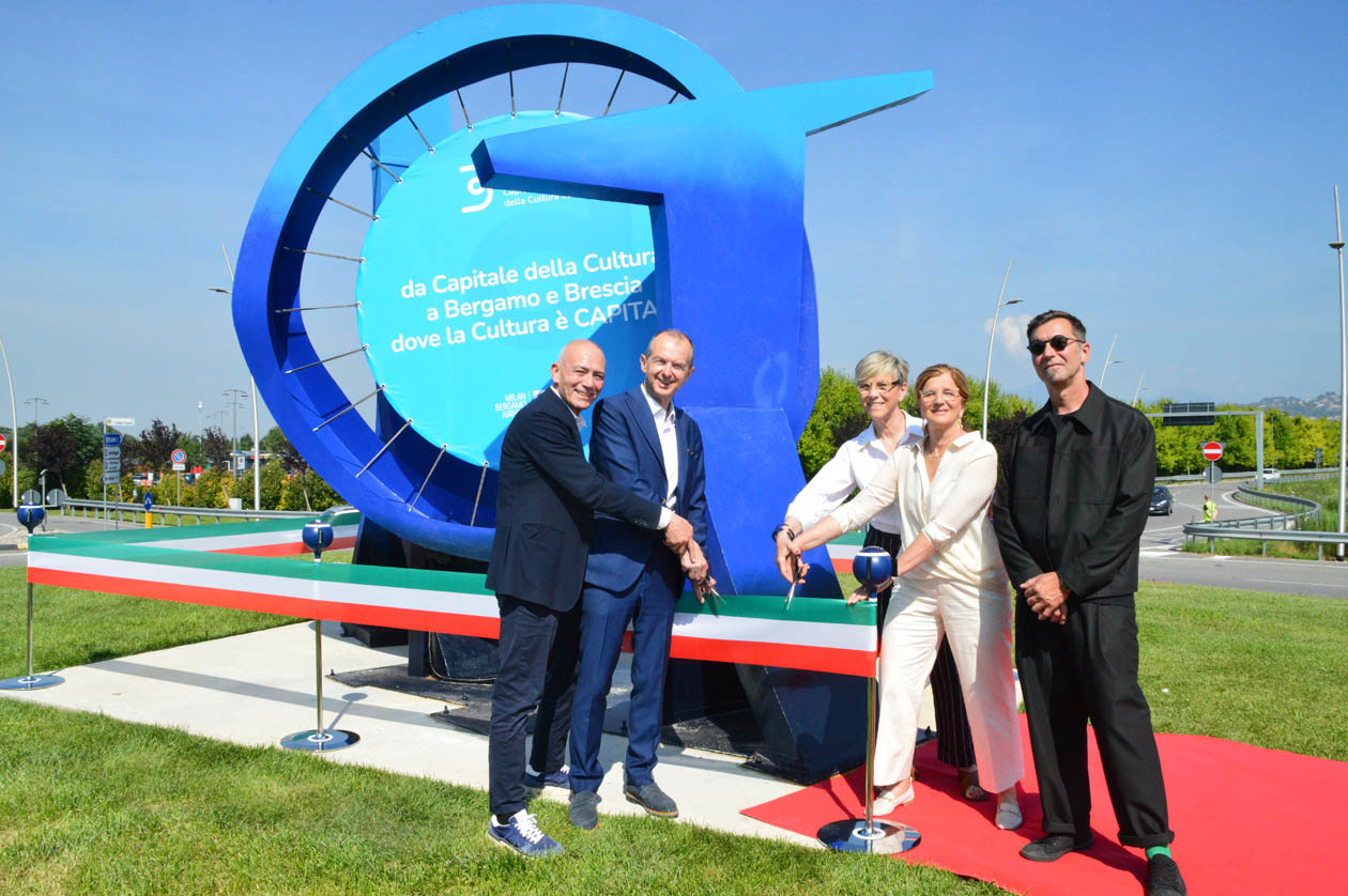 Le sindache di Bergamo e Brescia, Elena Carnevali e Laura Castelletti, il presidente di SACBO Giovanni Sanga, Christophe Sanchez per il Comitato BGBS23 e l’autore delle opere Steven Cavagna al taglio del nastro dell'opera scultura Crossroad Foto: Copyright © Ufficio Stampa Sacbo