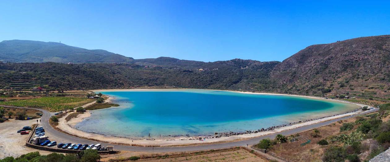 Pantelleria. Lago di Venere. Copyright © Sisterscom.com / Shutterstock