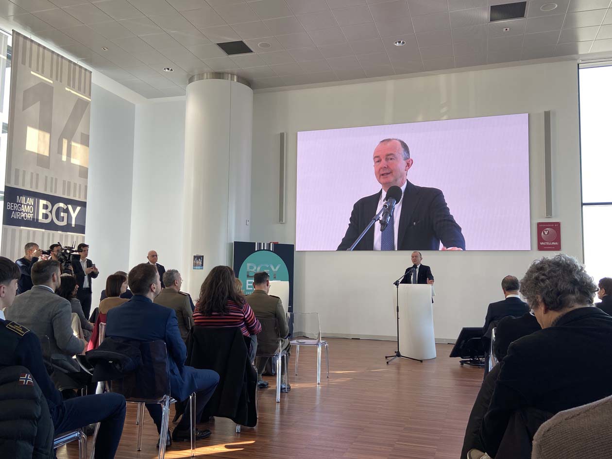 Il presidente di SACBO, Giovanni Sanga alla conferenza “Bergamo e il suo aeroporto: i progetti per volare il futuro” Copyright © Avion Tourism Magazine / Sisterscom.com