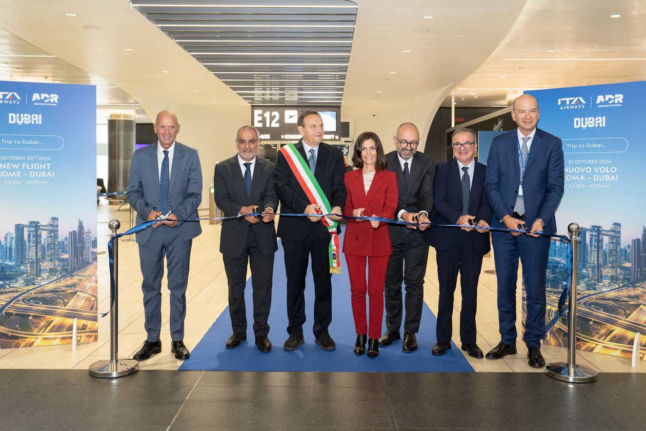 Nella prima foto, taglio del nastro, da sinistra: Raffaello Biselli, Assessore Commercio e Mercati, attività produttive e Suap del Comune di Fiumicino; S.E. Ambasciatore Abdulla AlSubousi dell’Ambasciata Emirati Arabi Uniti in Italia; Mario Baccini, Sindaco di Fiumicino; Emiliana Limosani, Chief Commercial Officer ITA Airways e CEO di Volare; Ambasciatore Gianluigi Vassallo, ministro plenipotenziario per la Regione del Golfo del MAECI; Ascenzo Forte, Responsabile Direzione Relazioni istituzionali e Comunicazione di ENAC e Ivan Bassato, Chief Aviation Officer di Aeroporti di Roma. Copyright © Ufficio Stampa ADR e ITA Airways