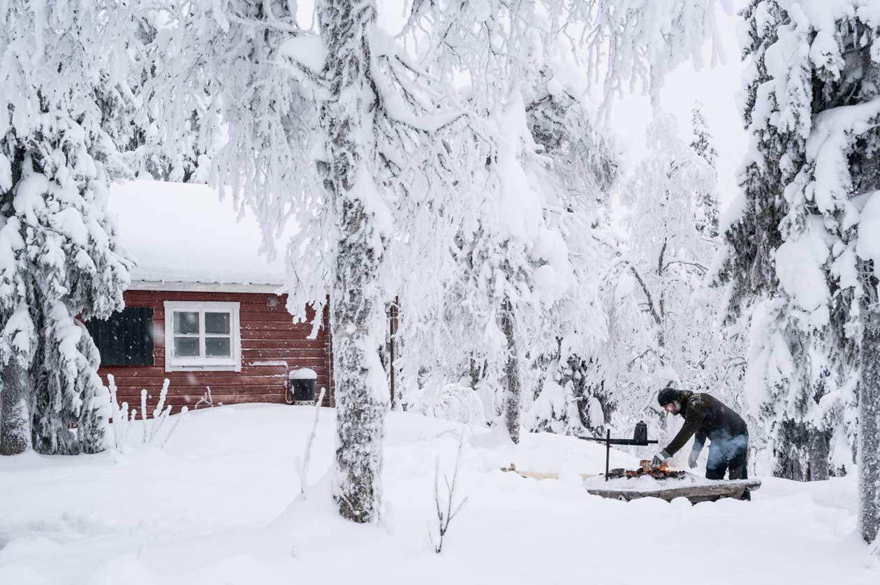 Pranzo sul fuoco all'aperto Foto: Copyright © Swedish Lapland