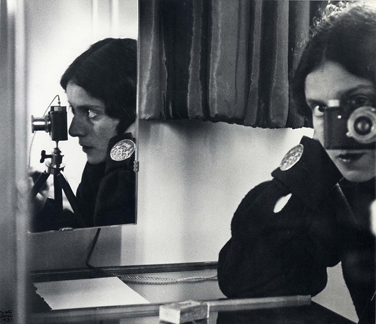 ILSE BING, Autoritratto con Leica, 1931, Copyright © Estate of Ilse Bing