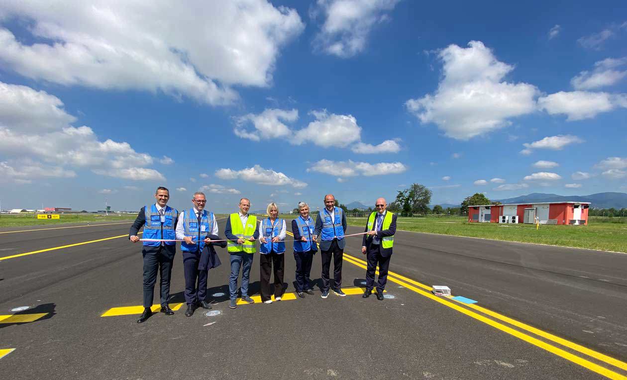 Il taglio del nastro all'inaugurazione della nuova taxiway nord all'Aeroporto di Milano Bergamo Copyright © Sisterscom.com / Avion Tourism Magazine