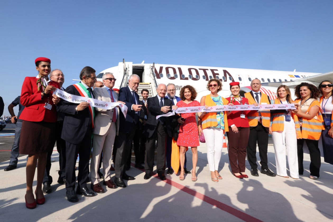 Volotea, taglio del nastro, Vincenzo De Luca, Presidente Regione Campania, Valeria Rebasti, International Market Director di Volotea Copyright © Volotea