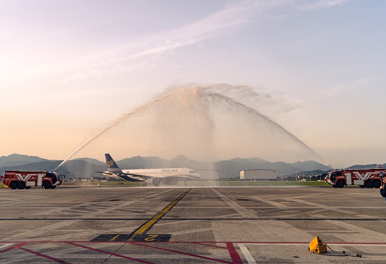 Volo tra Il Cairo e Milano Bergamo con Nile Air. Arco d’acqua dei Vigili del Fuoco Distaccamento di Orio al Serio. Copyright © Ufficio Stampa Sacbo.