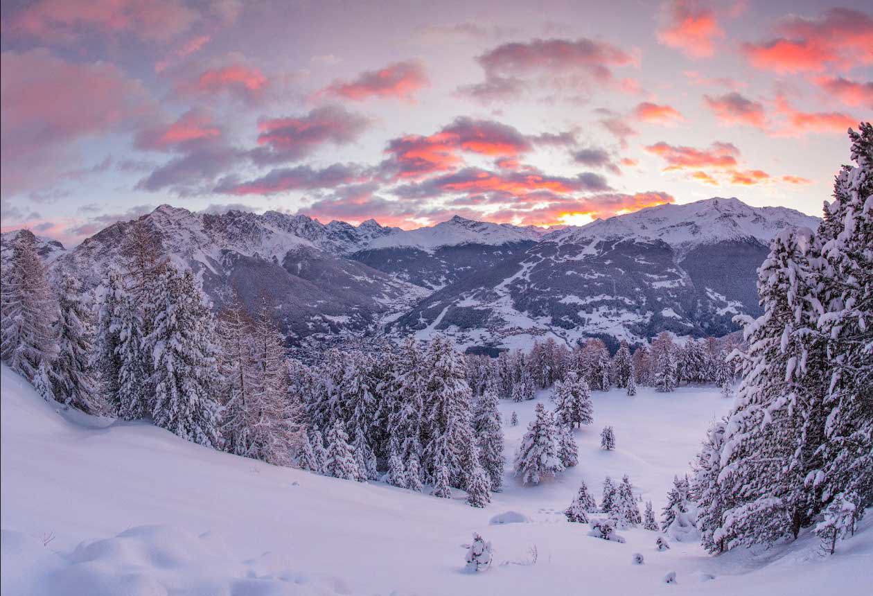 Valdisotto, Paesaggio di Oga all'alba Copyright © Associazione Promozione Turistica Bormio Marketing