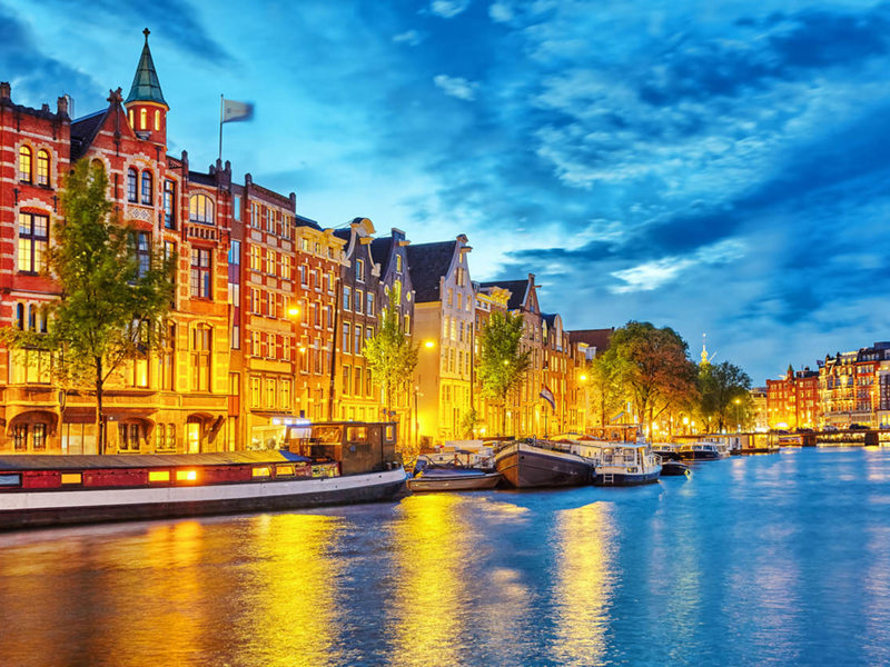 Amsterdam, Fiume Amstel. Copyright © Sisterscom.com, Shutterstock