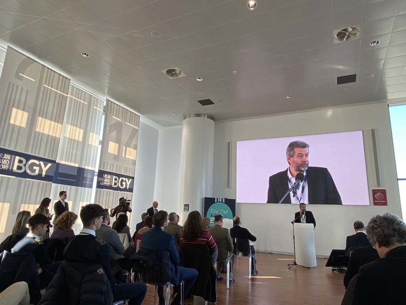 Paolo Deforza Interventi SACBO alla conferenza “Bergamo e il suo aeroporto: i progetti per volare il futuro”. Copyright © Avion Tourism Magazine / Sisterscom.com