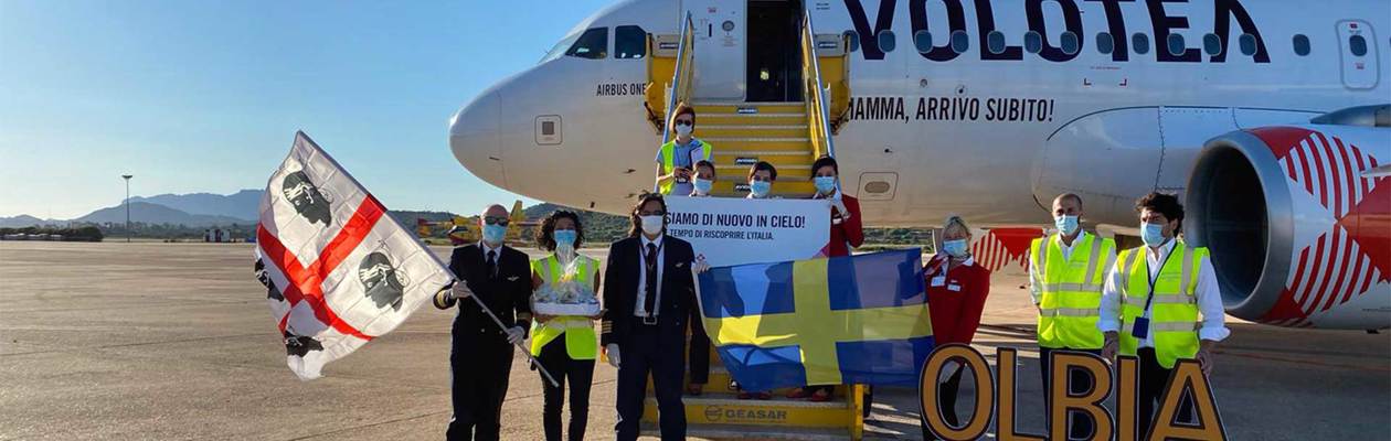 Aeroporto di Olbia: scambio di bandiere per celebrare la ripartenza dei voli