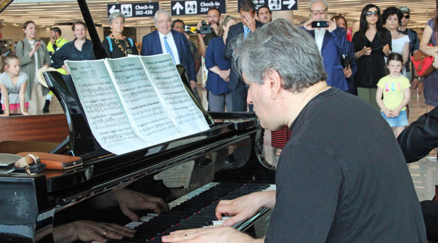 A Fiumicino concerto a sorpresa di Antonio Pappano e Luigi Piovano al terminal 3